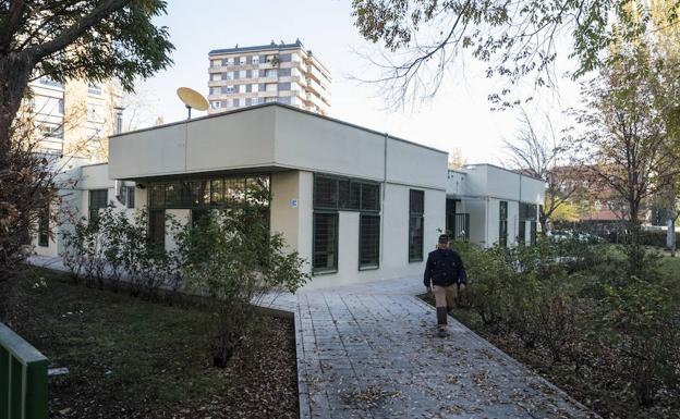 Edificio que albergará el Centro de la Mujer, visto desde la entrada posterior. En la delantera se ubica el aparcamiento. 