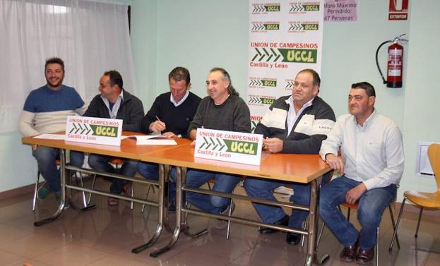 Imagen de la mesa de UCCL, ayer, en Salamanca.