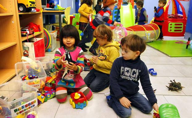 Niños jugando.