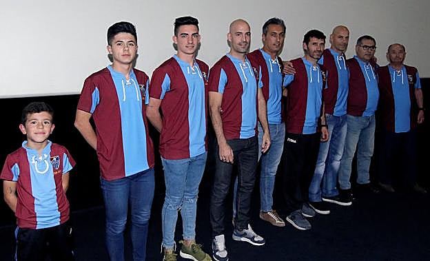 Jugadores del pasado, presente y futuro de la Segoviana lucen la camiseta.