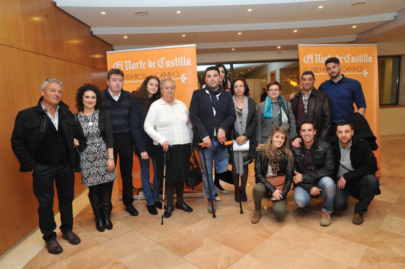 Familia de Eduardo Gómez (en el centro), uno de los premiados.