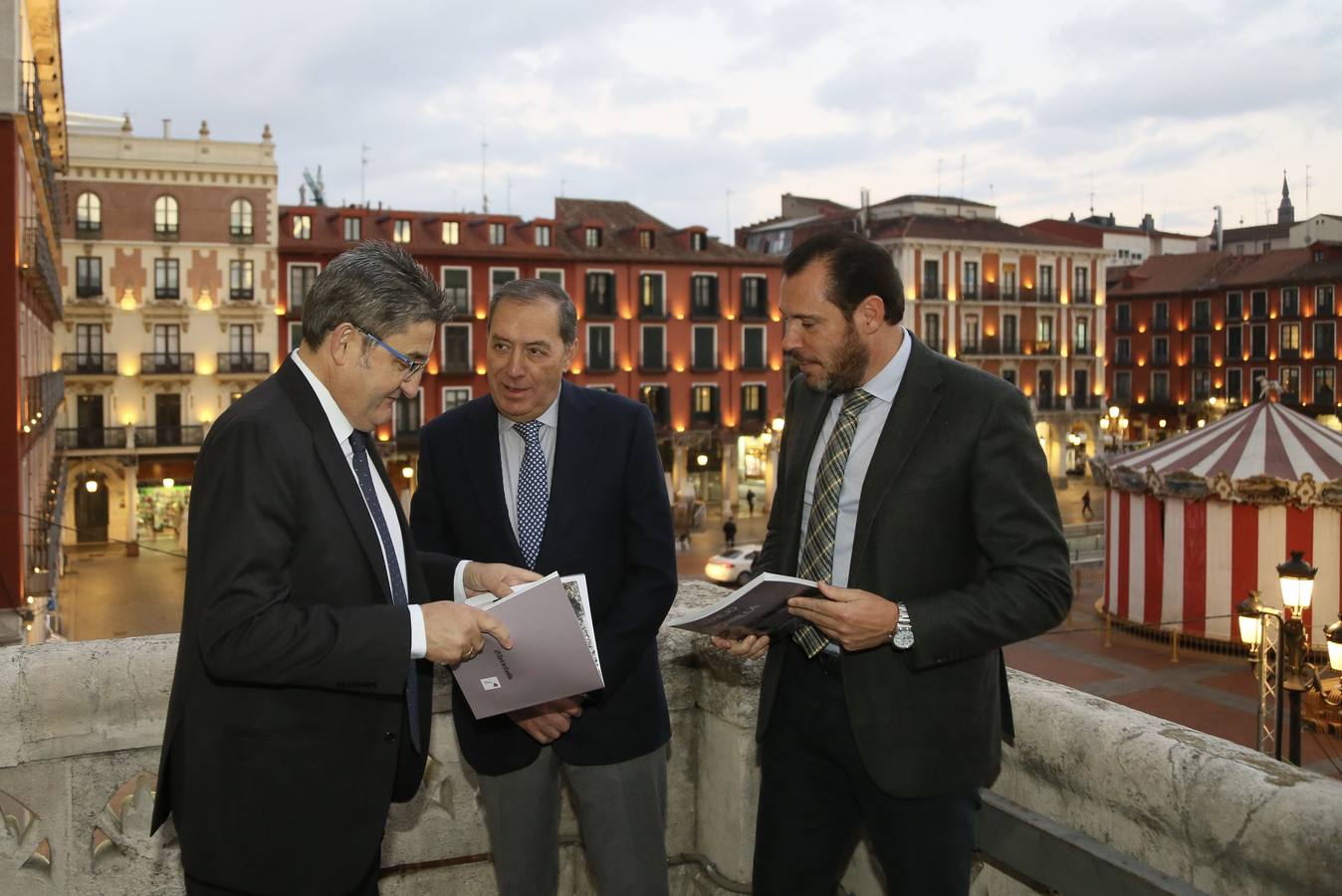Óscar Puente y Óscar Campillo acompañaron al periodista en una nueva sesión del Aula de Cultura de El Norte de Castilla celebrada en el Ayuntamiento de Valladolid 