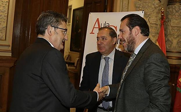 Óscar Campillo, José Miguel Ortega y el alcalde Óscar Puente charlan en los momentos previos a la presentación. 