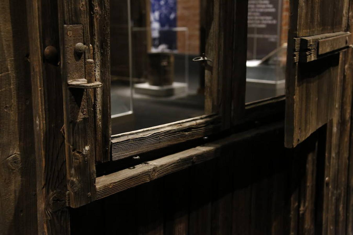 La exposición definitiva sobre el terrible campo de exterminio de Auschwitz, organizada por una empresa vasca, reúne 600 objetos y testimonios de víctimas y verdugos