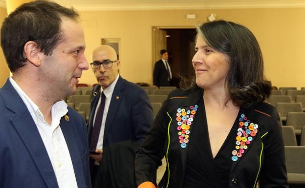 María Cuesta conversa con Alberto Serna instantes antes del inicio del pleno de ayer. 
