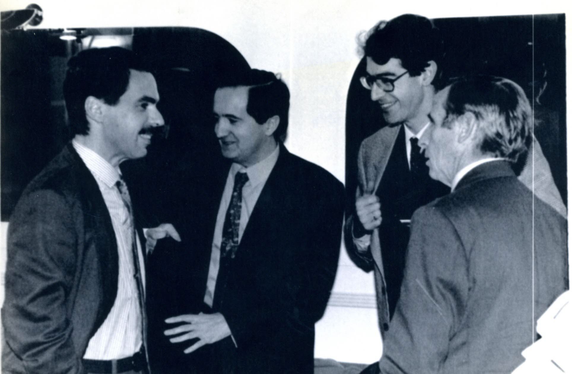 Valladolid, 1993. Aznar, junto a Lucas, el exconsejero de Economía Fernando Becker y Feliciano Blázquez.