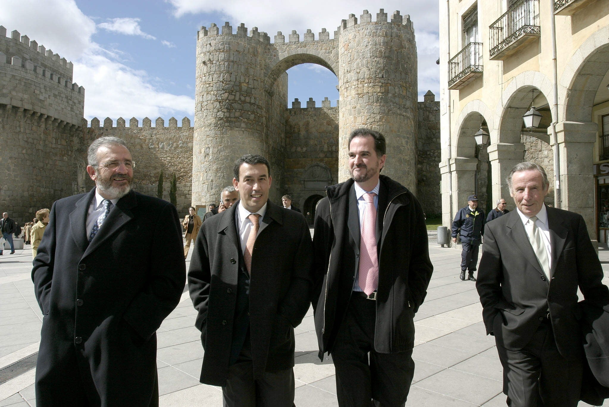 10.03.04 El presidente del PP en el País Vasco, Carlos Iturgaiz (2d), acudió hoy a Ávila para apoyar a los candidatos de su partido. En la imagen, pasea por Ávila junto a Agustín Díaz de Mera (i), Antolín Sanz (2i) y Feliciano Blázquez (d).