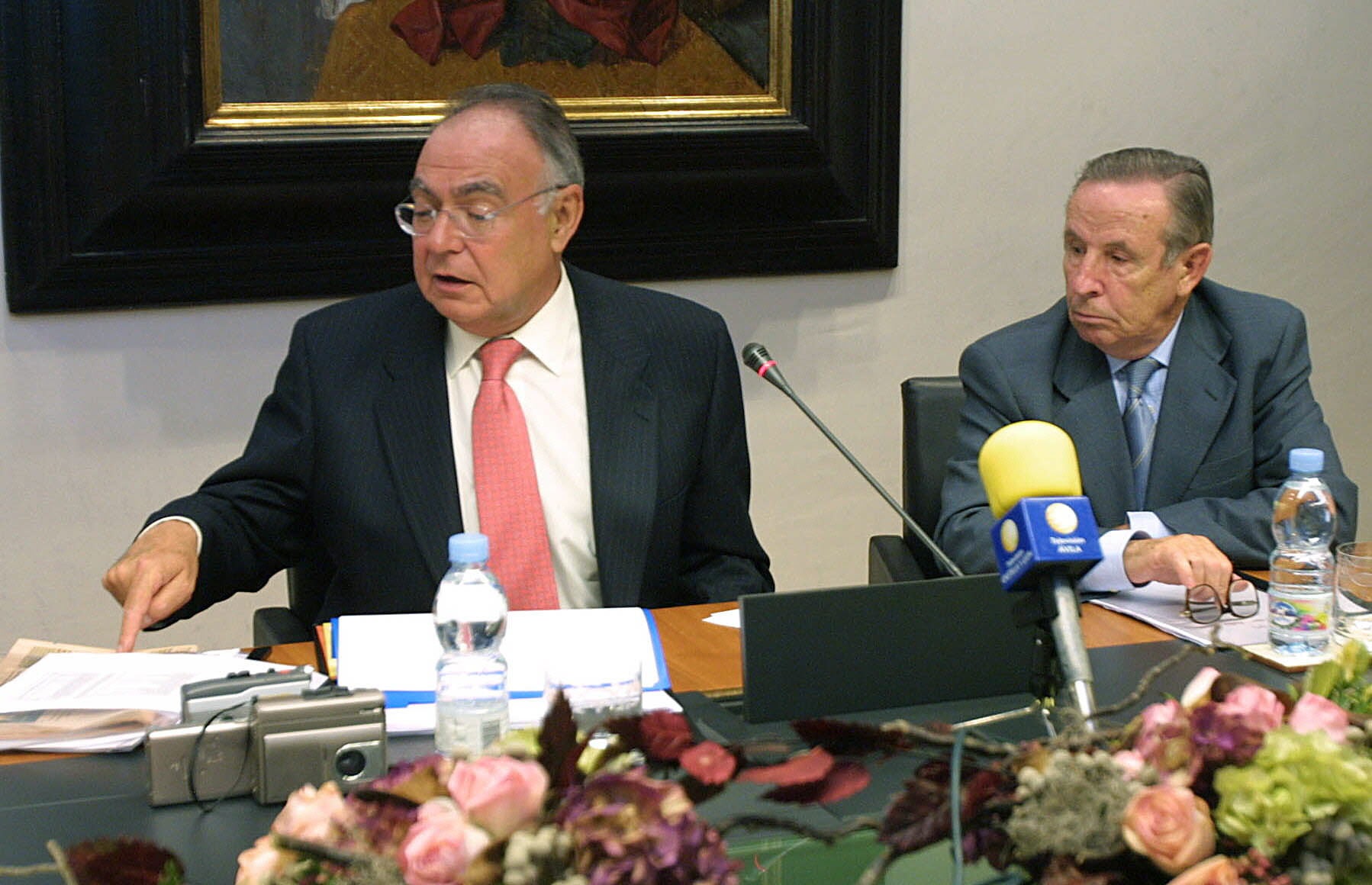 30.12.04 El presidente y el director de Caja de Ávila, Feliciano Blazquez (dcha), y Antonio Martín, respectivamente, tras la Asamblea General Ordinaria de la entidad en la que se acordó su expansión a los mercados de Madrid y Valladolid con la apertura de entre cinco y siete nuevas oficinas.