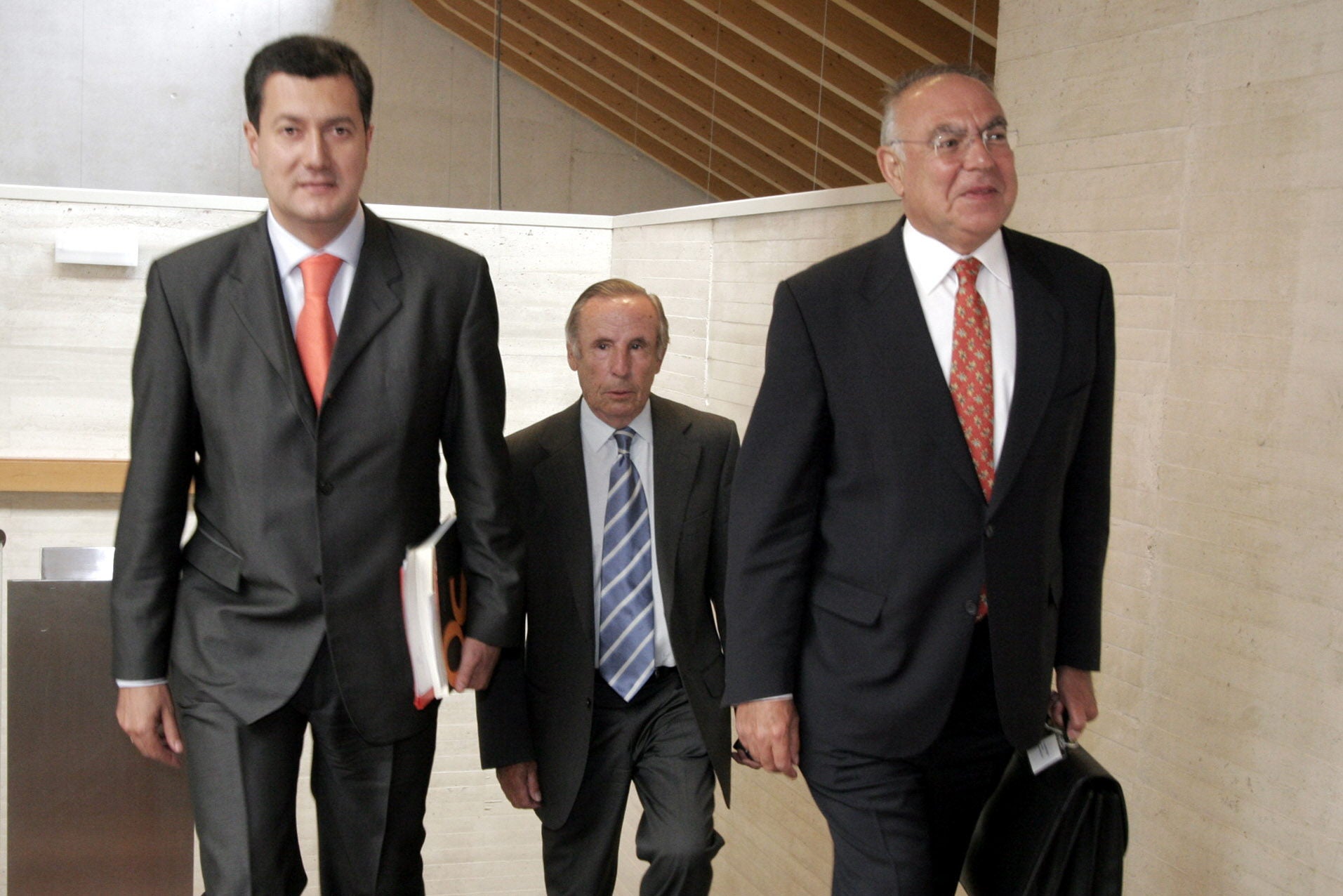 21.06.06 De i a d; el nuevo director general de Caja de Avila, José Manuel Espinosa; el presidente, Feliciano Blázquez y el director general saliente Antonio Martín, acuden a la asamblea general de la entidad donde se presentó el balance anual.