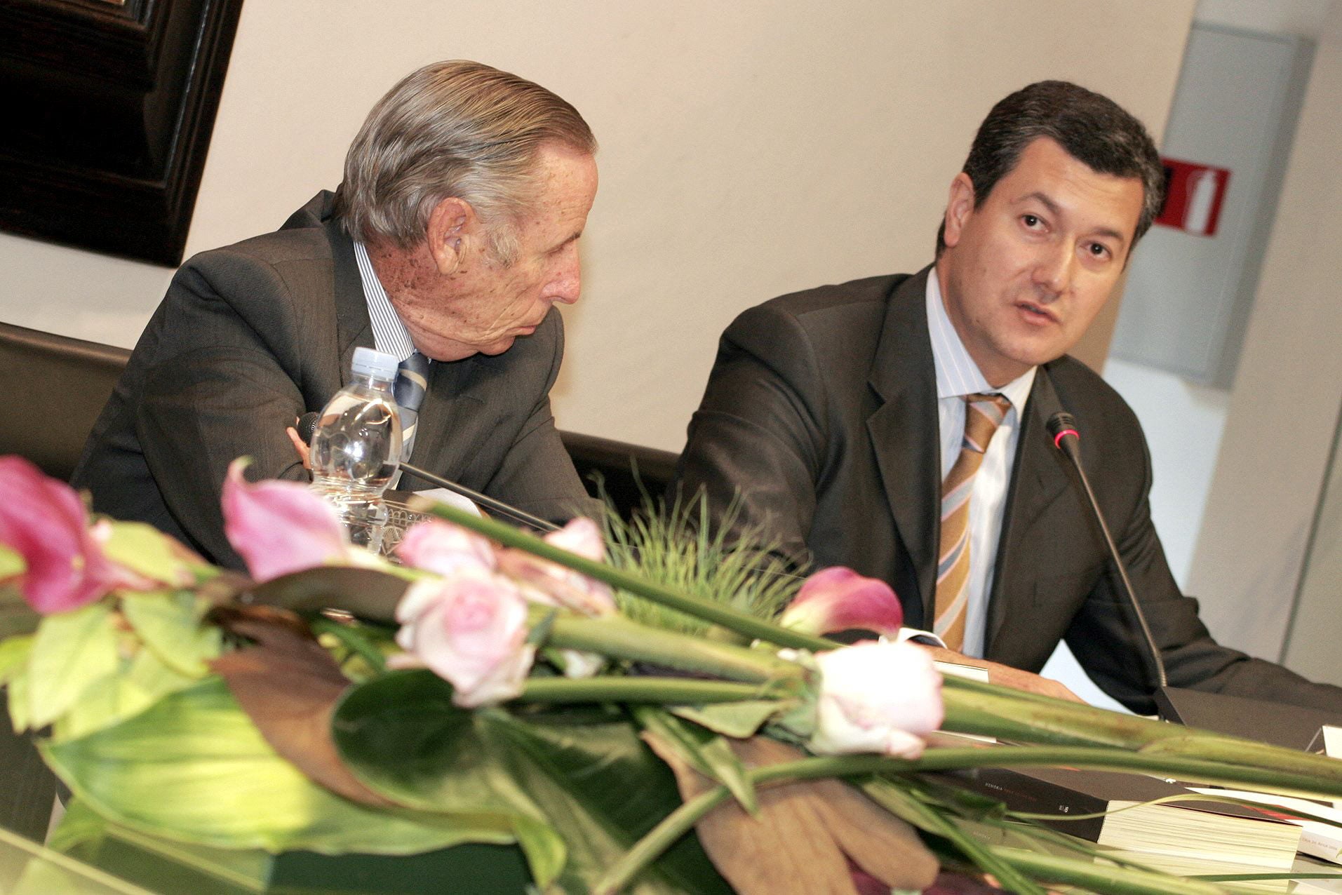 28.06.07 El presidente y el director de Caja Ávila, Feliciano Blázquez (d), y José Manuel Espinosa (i), respectivamente, al término de la Asamblea General Ordinaria de la entidad, en la que aprobararon las cuentas del año pasado.