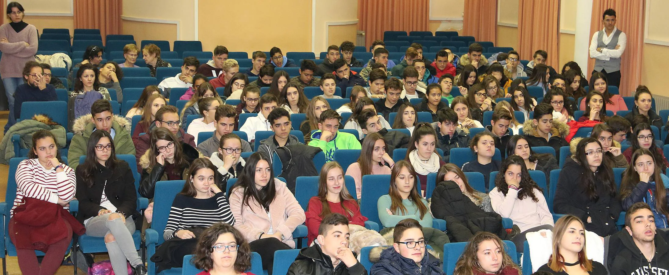 Los alumnos del colegio San Juan Bautistay del instituto Vega del Pirón asisten en la segunda sesión en el centro cultural Los Caños de Carbonero el Mayor (Segovia)