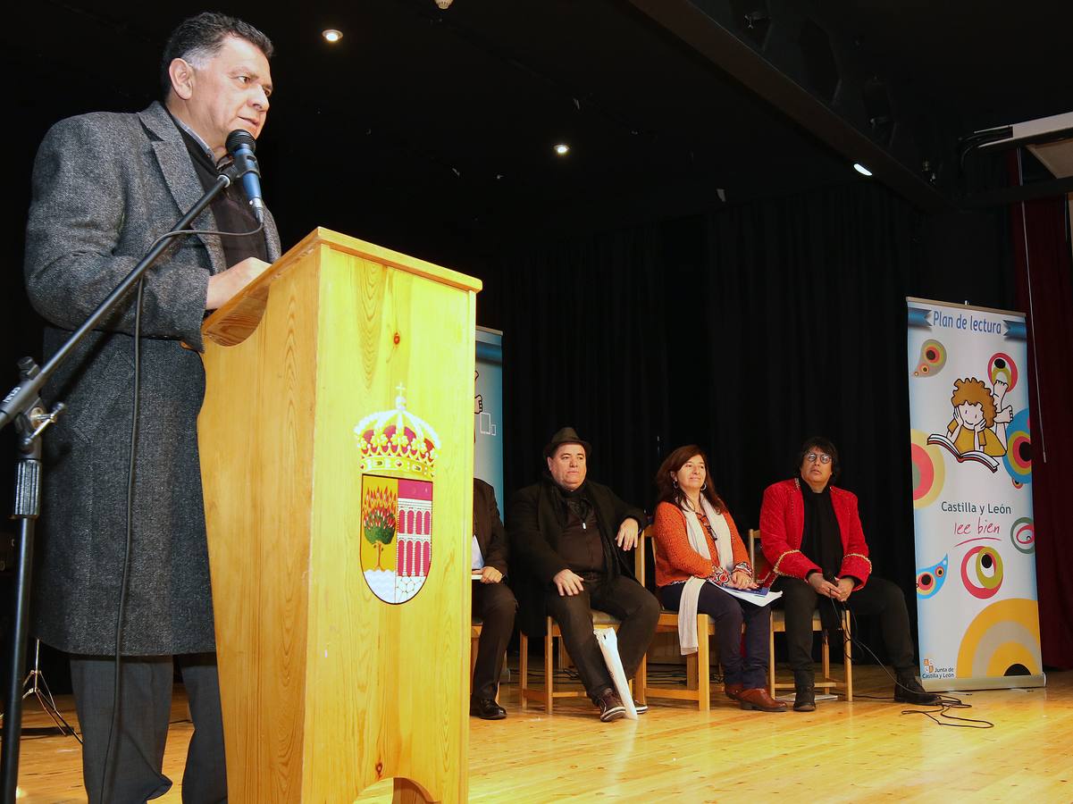 Los alumnos del colegio San Juan Bautistay del instituto Vega del Pirón asisten en la segunda sesión en el centro cultural Los Caños de Carbonero el Mayor (Segovia)