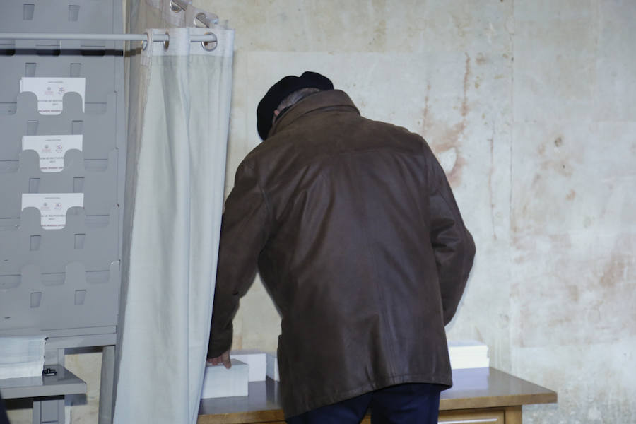 Los dos candidatos que compiten por el Rectorado de la Universidad de Salamanca, Juan Manuel Corchado y Ricardo Rivero, han ejercido esta mañana su derecho al voto en el Aula Salinas del Edificio Históric