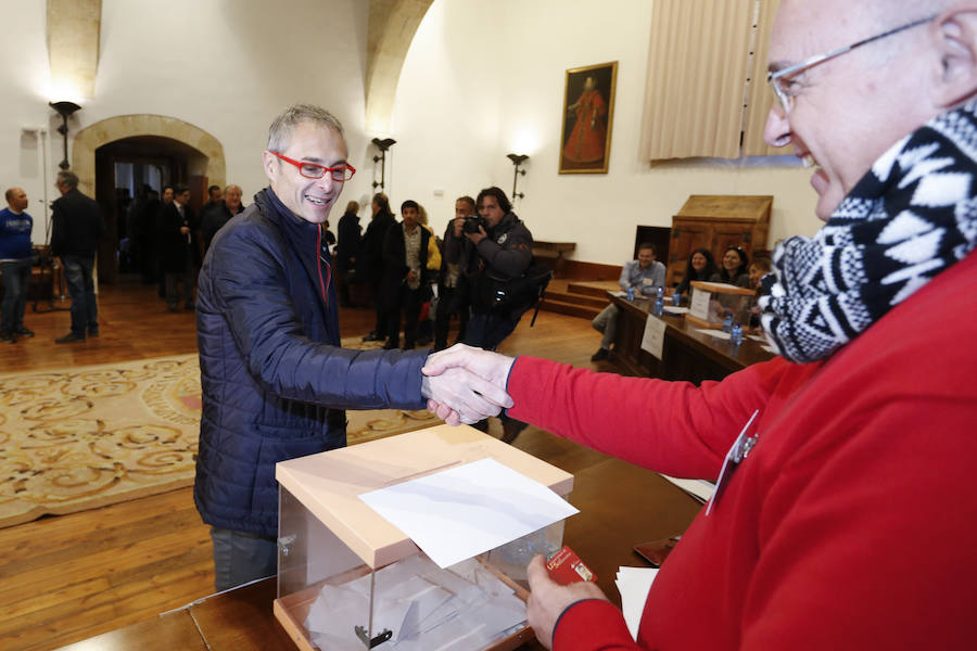 Los dos candidatos que compiten por el Rectorado de la Universidad de Salamanca, Juan Manuel Corchado y Ricardo Rivero, han ejercido esta mañana su derecho al voto en el Aula Salinas del Edificio Históric