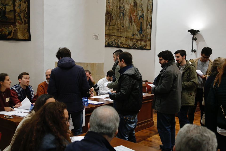 Los dos candidatos que compiten por el Rectorado de la Universidad de Salamanca, Juan Manuel Corchado y Ricardo Rivero, han ejercido esta mañana su derecho al voto en el Aula Salinas del Edificio Históric