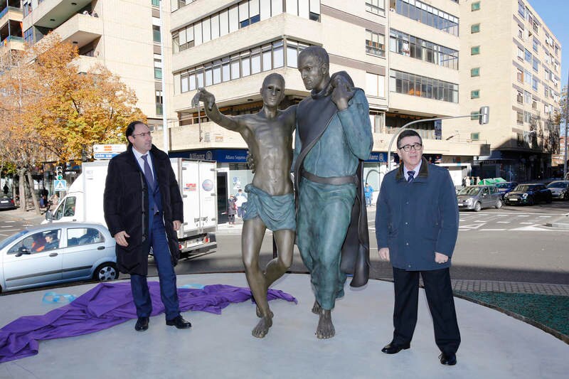 La obra, en bronce y del artista Óscar Aragón, reproduce el arco de la puerta del hospital y un grupo escultórico de dos metros y medio de altura con San Juan de Dios atendiendo a un enfermo