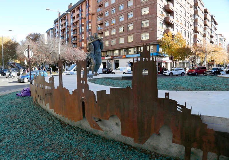 La obra, en bronce y del artista Óscar Aragón, reproduce el arco de la puerta del hospital y un grupo escultórico de dos metros y medio de altura con San Juan de Dios atendiendo a un enfermo
