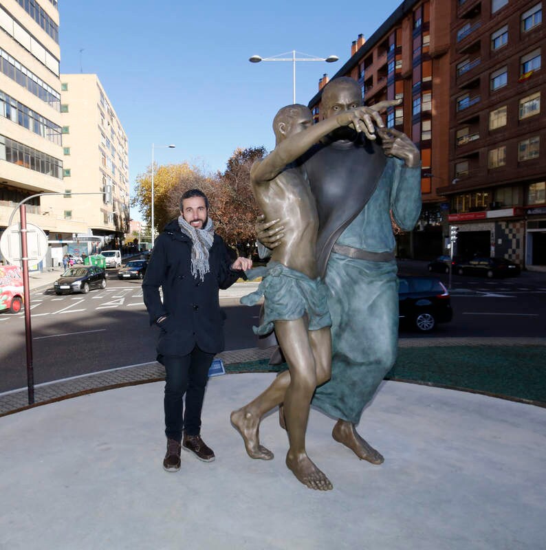 La obra, en bronce y del artista Óscar Aragón, reproduce el arco de la puerta del hospital y un grupo escultórico de dos metros y medio de altura con San Juan de Dios atendiendo a un enfermo