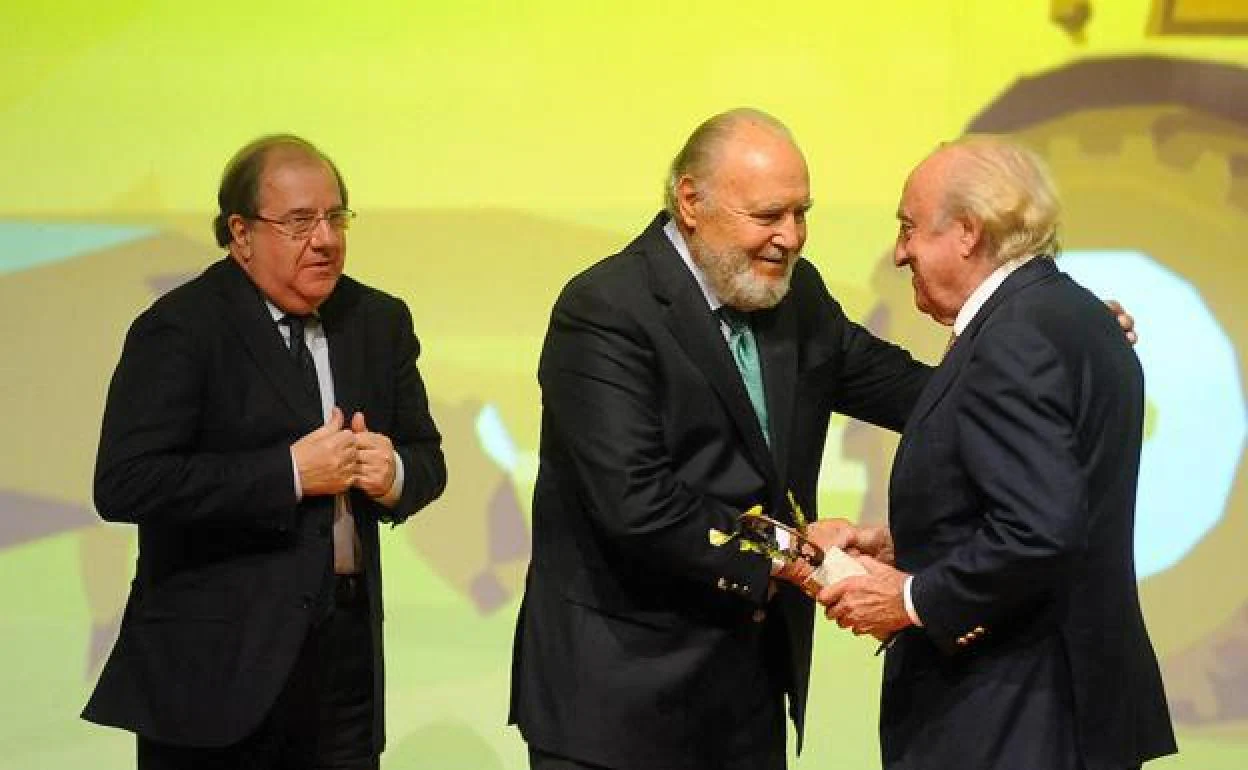 Juan Vicente Herrera y Alejandro Royo-Villanova entregaron el galardón a Emiliano Revilla