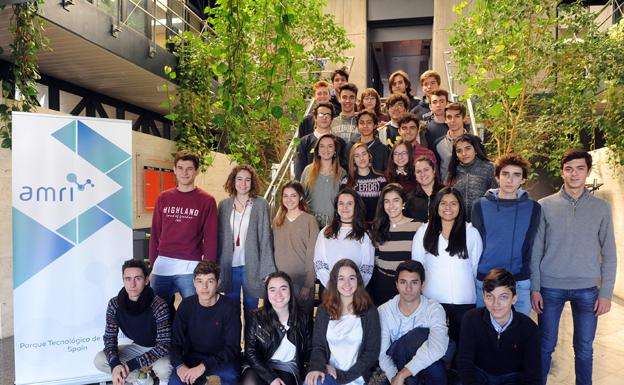 Los alumnos, antes de ponerse las batas de seguridad para realizar la visita a AMRI 