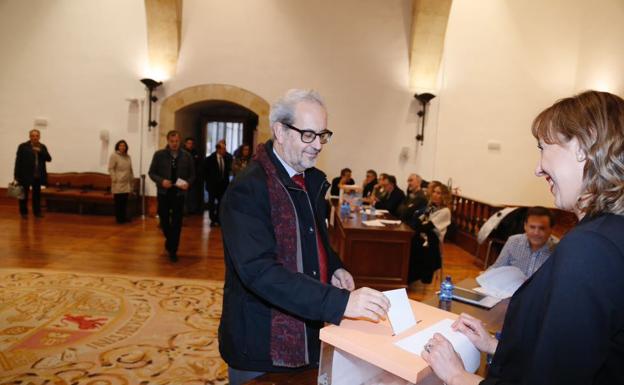 El rector, Daniel Hernández Ruipérez,en el momento de de ejercer su derecho al voto. 
