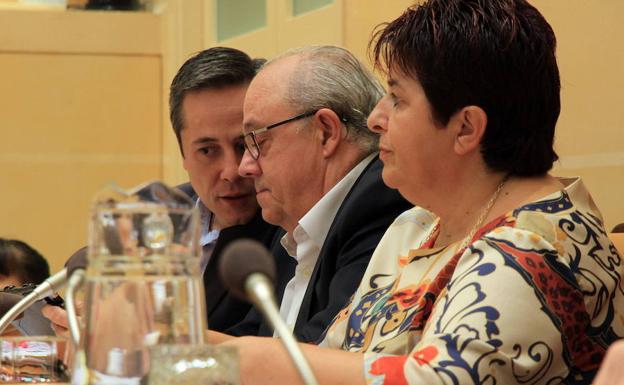 José Bayón, Alfonso Reguera y Clara Luquero, en un pleno del Ayuntamiento.