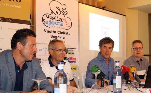 Pedro Delgado (segundo por la derecha), en la presentación de la Vuelta Ciclista a Segovia. Antonio de Torre