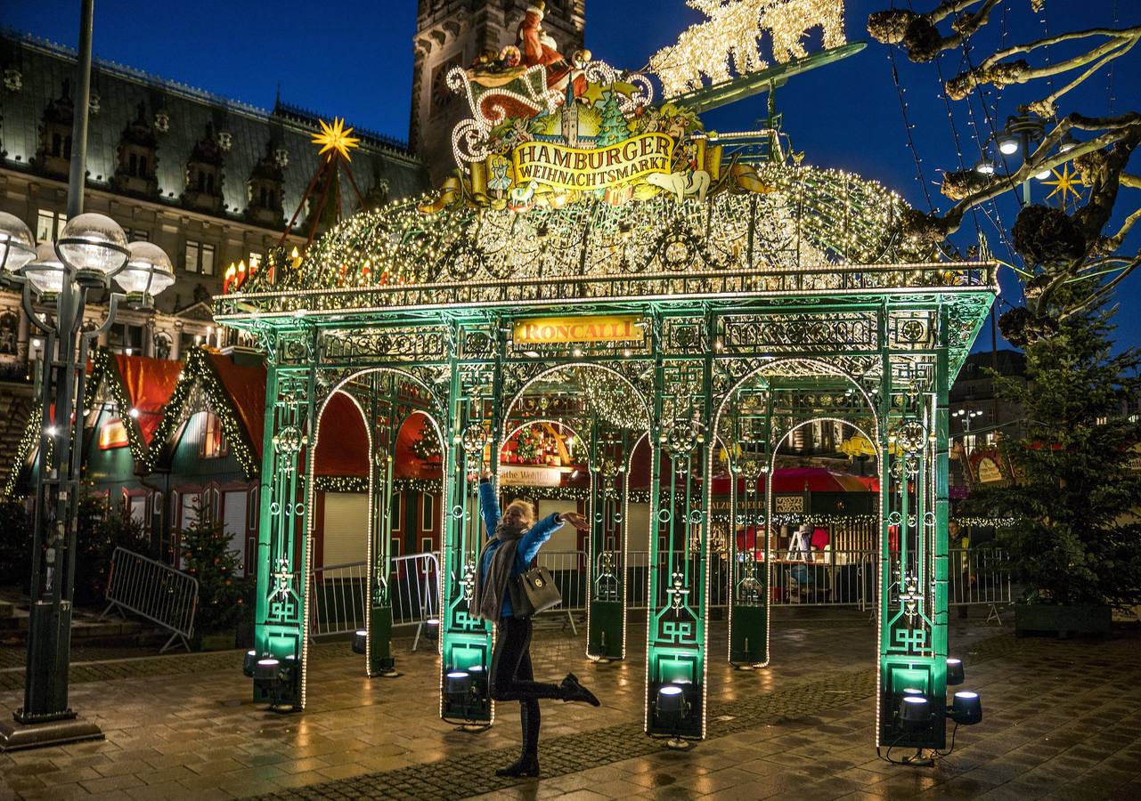 Los visitantes ingresan al mercado de Navidad en Hamburgo (Alemania).