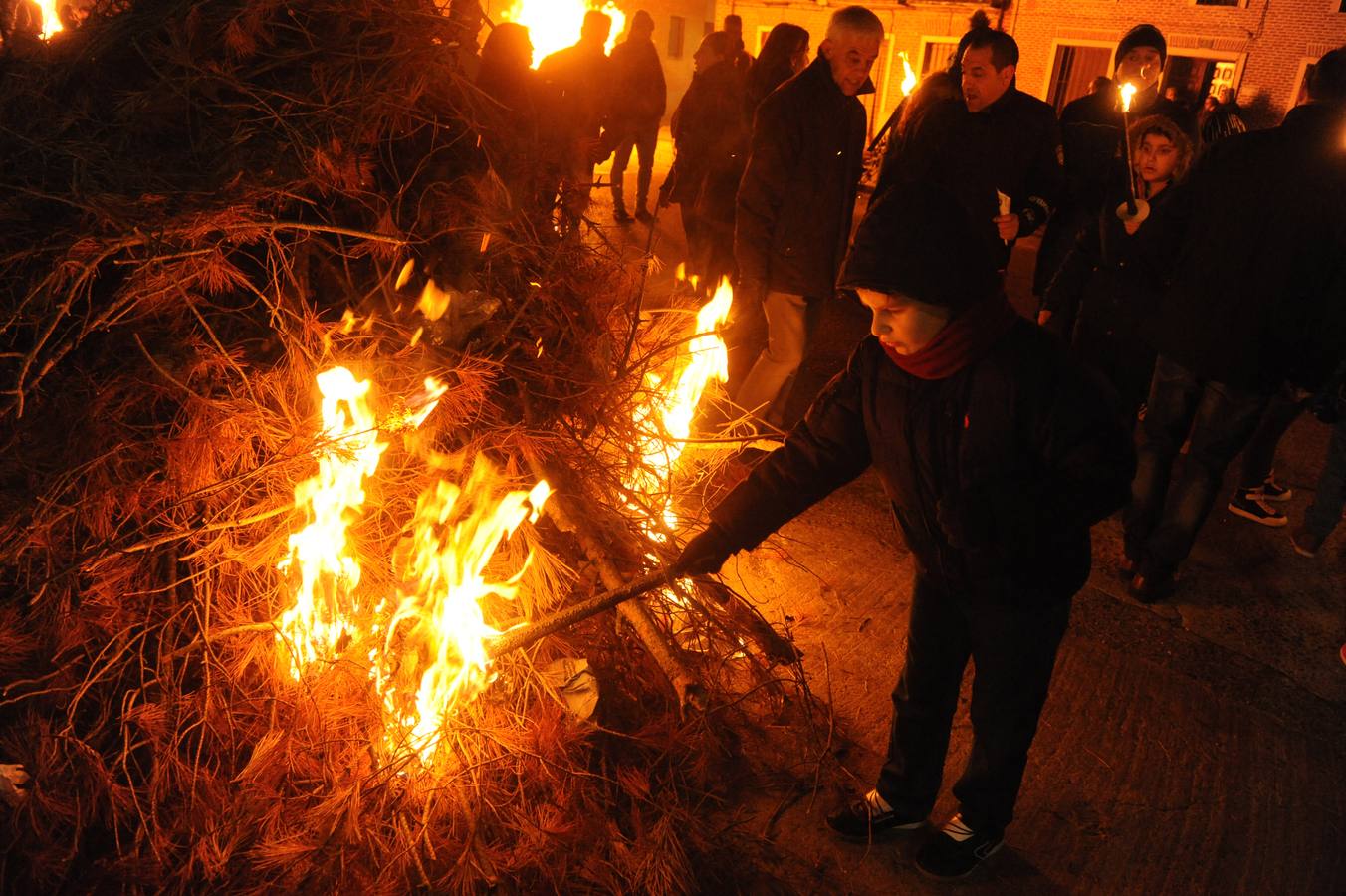 Un año más, la luz de las antorchas volvió a iluminar el camino que la Virgen más querida por los navarreses realizó para conmemorar una de las tradiciones más antiguas y peculiares de la provincia de Valladolid