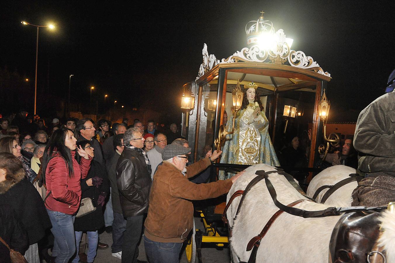 Un año más, la luz de las antorchas volvió a iluminar el camino que la Virgen más querida por los navarreses realizó para conmemorar una de las tradiciones más antiguas y peculiares de la provincia de Valladolid