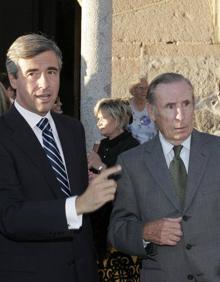 Imagen secundaria 2 - La fotografía de arriba: Blázquez -segundo por la izquierda- en el X aniversario de la Fundación del Patrimonio de Castilla y León. La fotografía de la izquierda: Con Álvarez Cascos y otros miembros del PP, en Ávila. La fotografía de la derecha: Junto a Ángel Acebes, en 2007. 