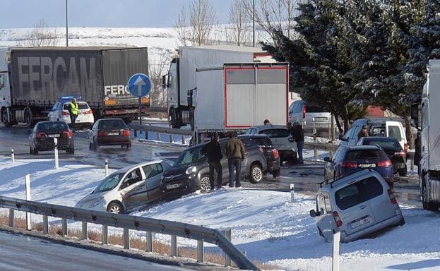 Varios de los vehículos implicados espacidos por la calzada y el arcén.