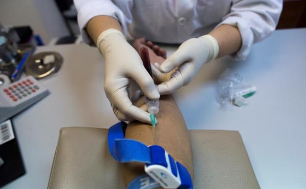 Una enfermera toma una muestra de sangre para una prueba del VIH y Sida en una clínica especializada de la Cruz Roja.