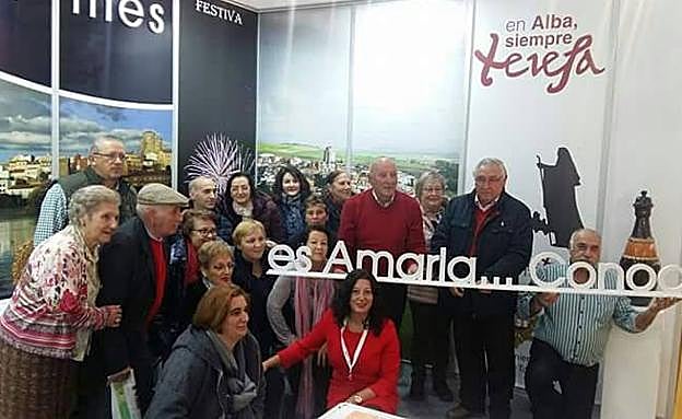 La concejala de Turismo, Sonia Sánchez, con un grupo de visitantes en el estand de Alba de Tormes. 