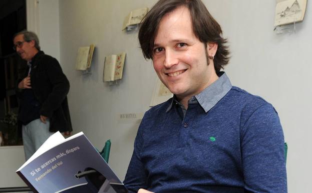 El vallisoletano Fernando del Val posa con su libro de entrevistas. 