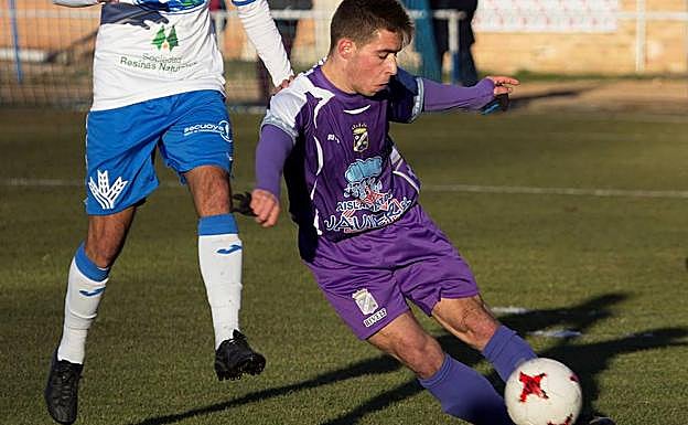 Una jugada del partido disputado entre el Almazán y el Becerril.