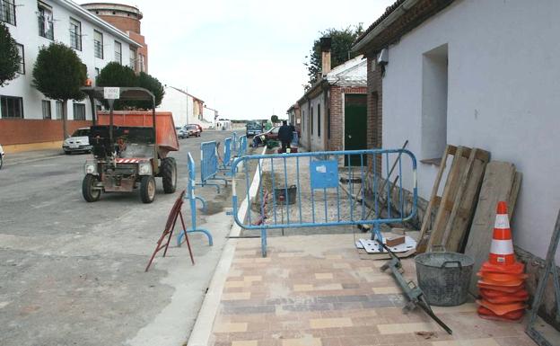 Una de las últimas obras de arreglo de aceras acometidas por el Ayuntamiento de Cuéllar.