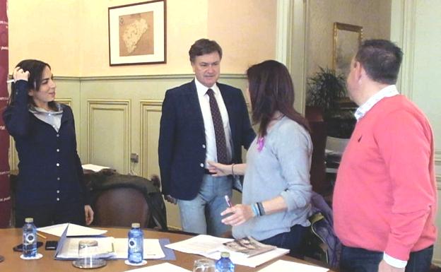 Francisco Vázquez saluda a los asistentes a la reunión de la Mesa de Diálogo Social.