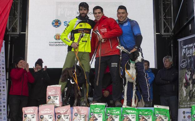 Pablo Enjuto, en el medio, junto al segundo y tercer clasificado en bikejoring o DBM