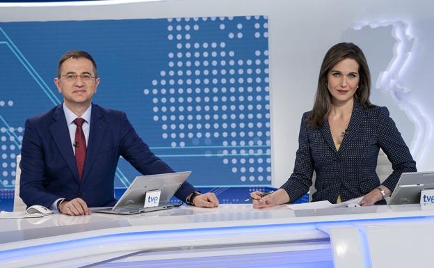 Los presentadores Pedro Carreño y Raquel Martínez.
