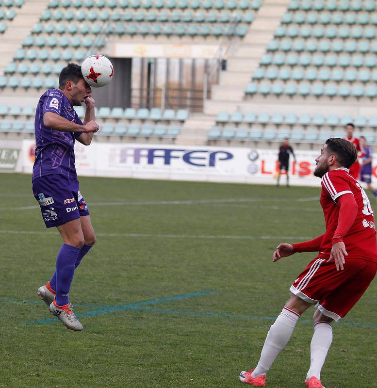 La falta de puntería castigó al equipo palentino, que creó múltiples ocasiones ante el Ávila