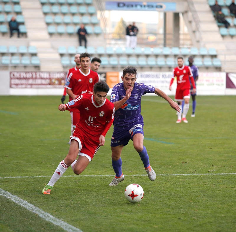 La falta de puntería castigó al equipo palentino, que creó múltiples ocasiones ante el Ávila