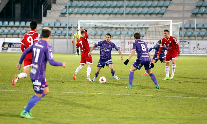 La falta de puntería castigó al equipo palentino, que creó múltiples ocasiones ante el Ávila