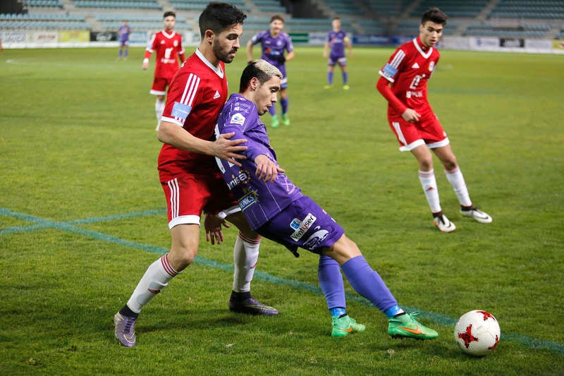 La falta de puntería castigó al equipo palentino, que creó múltiples ocasiones ante el Ávila