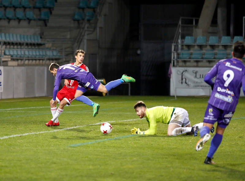 La falta de puntería castigó al equipo palentino, que creó múltiples ocasiones ante el Ávila