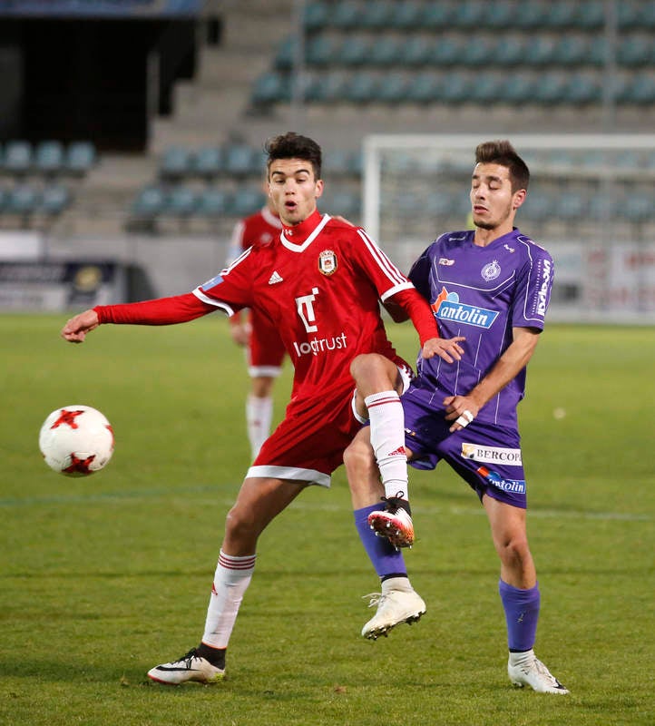 La falta de puntería castigó al equipo palentino, que creó múltiples ocasiones ante el Ávila