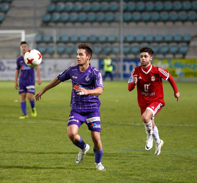 La falta de puntería castigó al equipo palentino, que creó múltiples ocasiones ante el Ávila