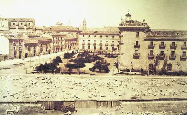 Instantánea de 1883 que muestra el colegio al fondo, la Plaza de Santa Cruz y el Colegio de San José en construcción