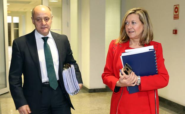 Pilar del Olmo, a la derecha, junto al director general de Presupuestos, Armando Baeta, este lunes.