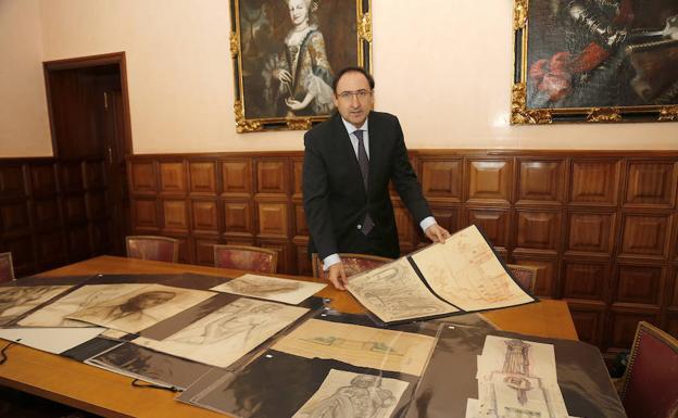El alcalde, Alfonso Polanco, muestra los dibujos.